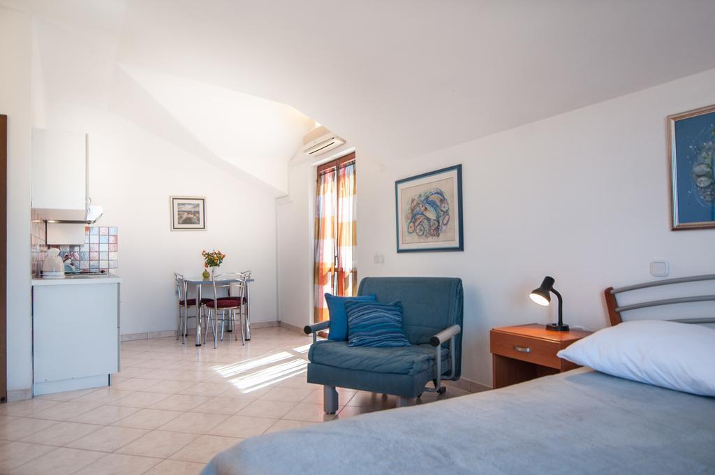 Apartments Raic Supetar Bagian luar foto